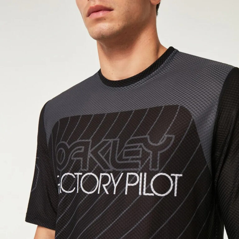 Oakley Seeker &amp;acute;75 Short Sleeve Enduro Jersey L Blackout / Blackout - Image 8